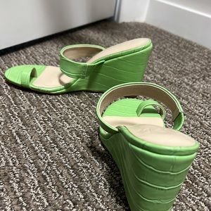 NWOT LPA Dona wedge in pistachio green